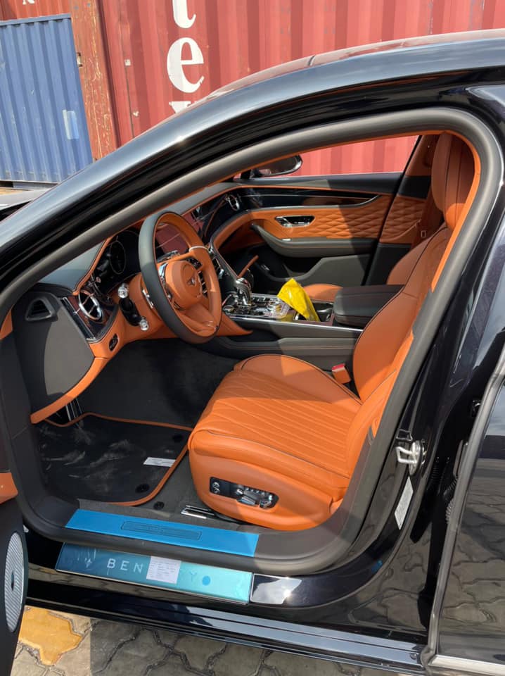 Nội thất xe Bentley Flying Spur First Edition 2021 của người chơi lan đột biến ở Củ Chi