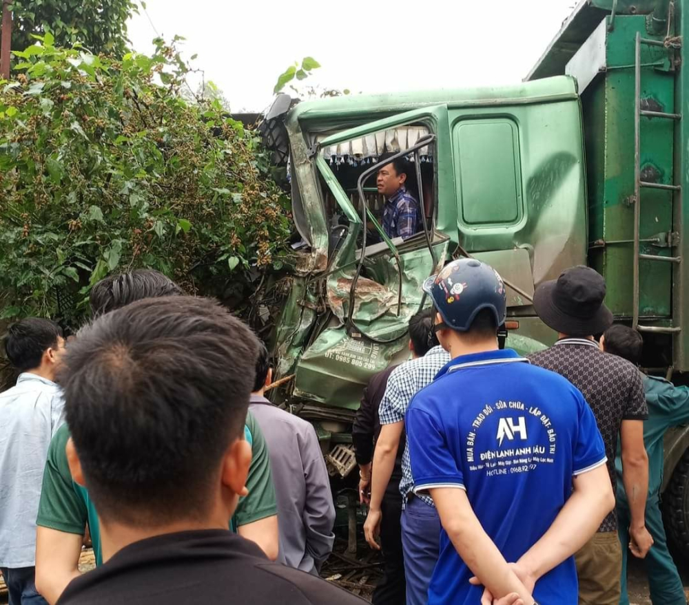 Tài xế và phụ xe của xe ben may mắn chỉ bị thương nhẹ