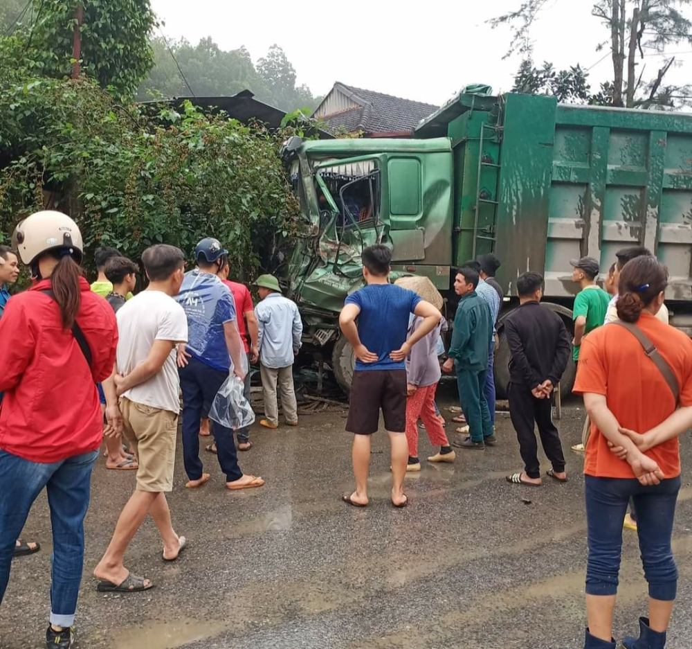 Chiếc xe ben lao vào lề đường sau vụ tai nạn