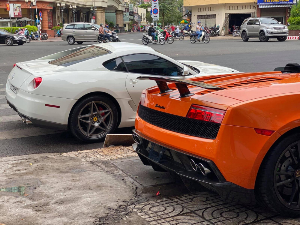 Lamborghini Gallardo LP570-4 Spyder Performante đậu kế bên là Ferrari 599 GTB