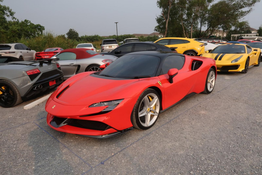 Ferrari SF90 Stradale ở Thái có màu đỏ, xe đi kèm kẹp phanh 5 chấu kép màu bạc và nóc xe sơn đen tạo điểm nhấn