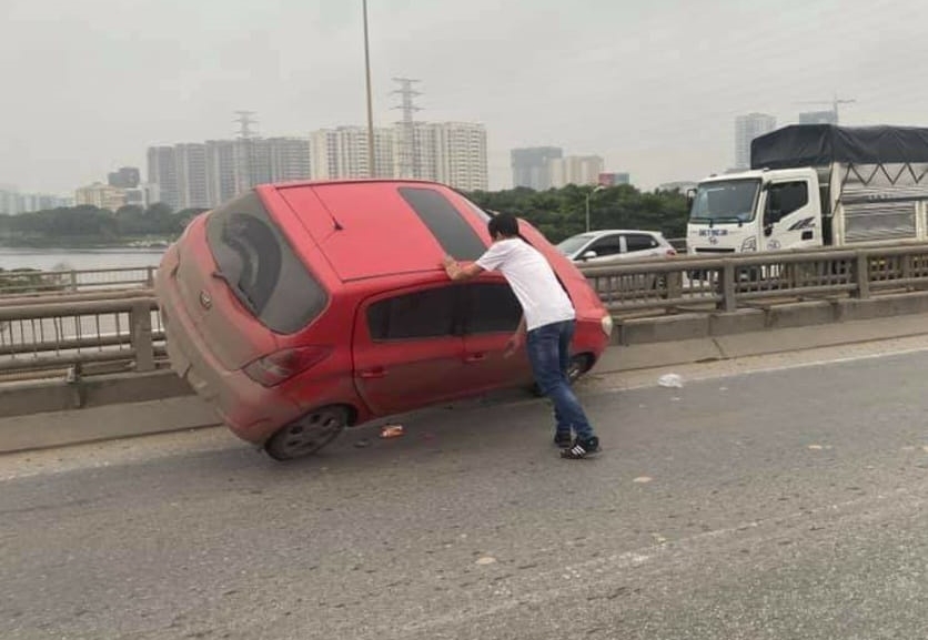 Chiếc Hyundai i20 gác hẳn lên cầu Thanh Trì