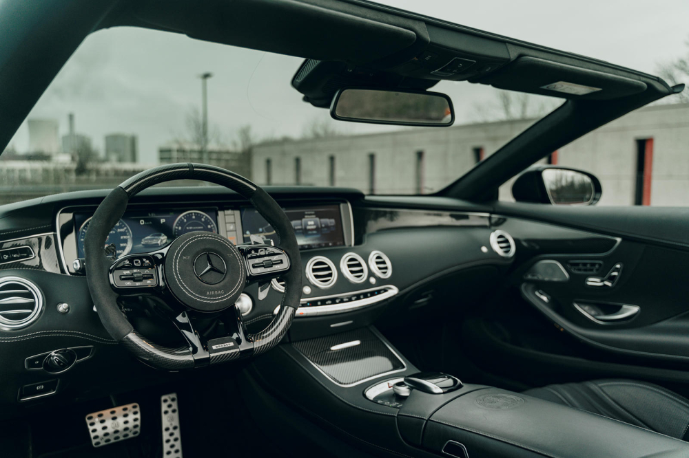 Nội thất của chiếc Mercedes-AMG S63 Convertible độ bởi Brabus và Fostla