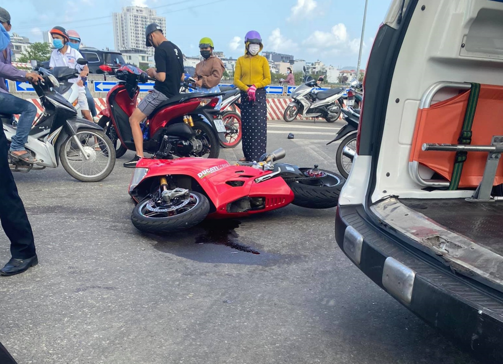 Chiếc mô tô Ducati 1199 Panigale R văng xa vài mét sau cú va chạm với xe ben
