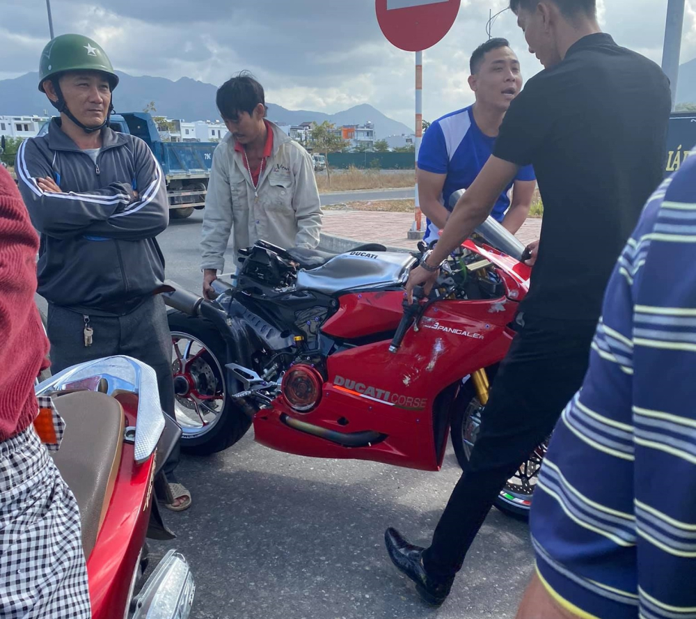 Chiếc mô tô tiền tỷ bị hư hỏng khá nặng sau vụ tai nạn