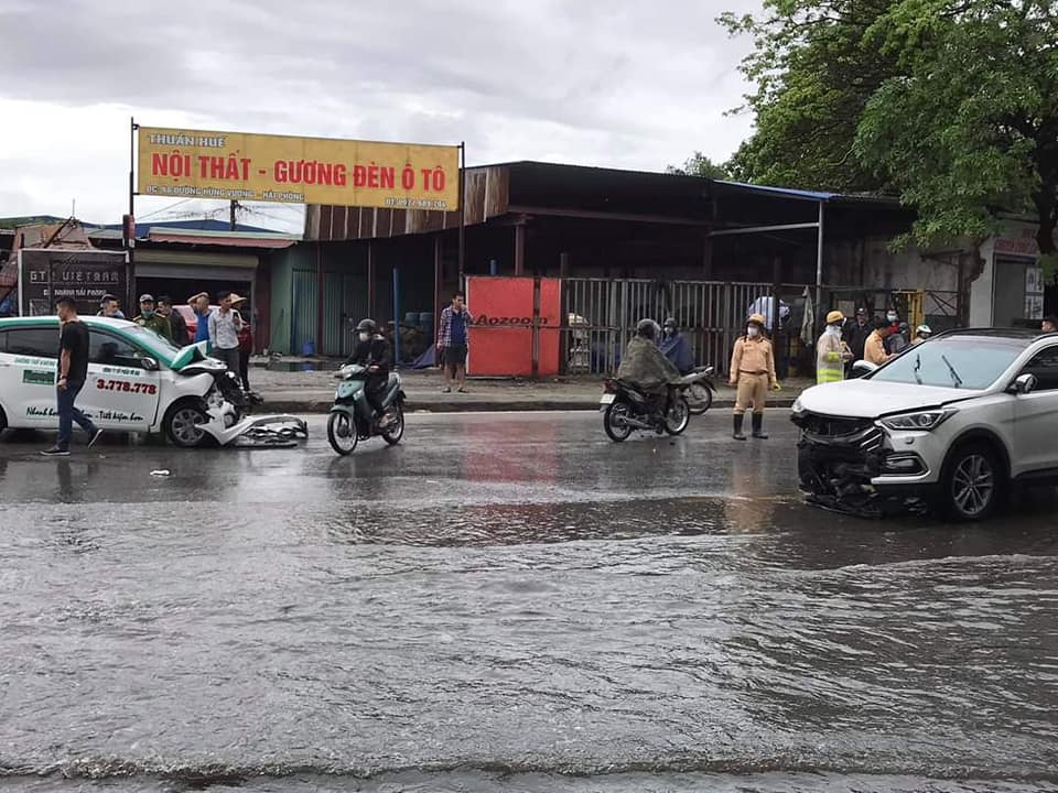 Chiếc xe taxi cũng bị thiệt hại nặng