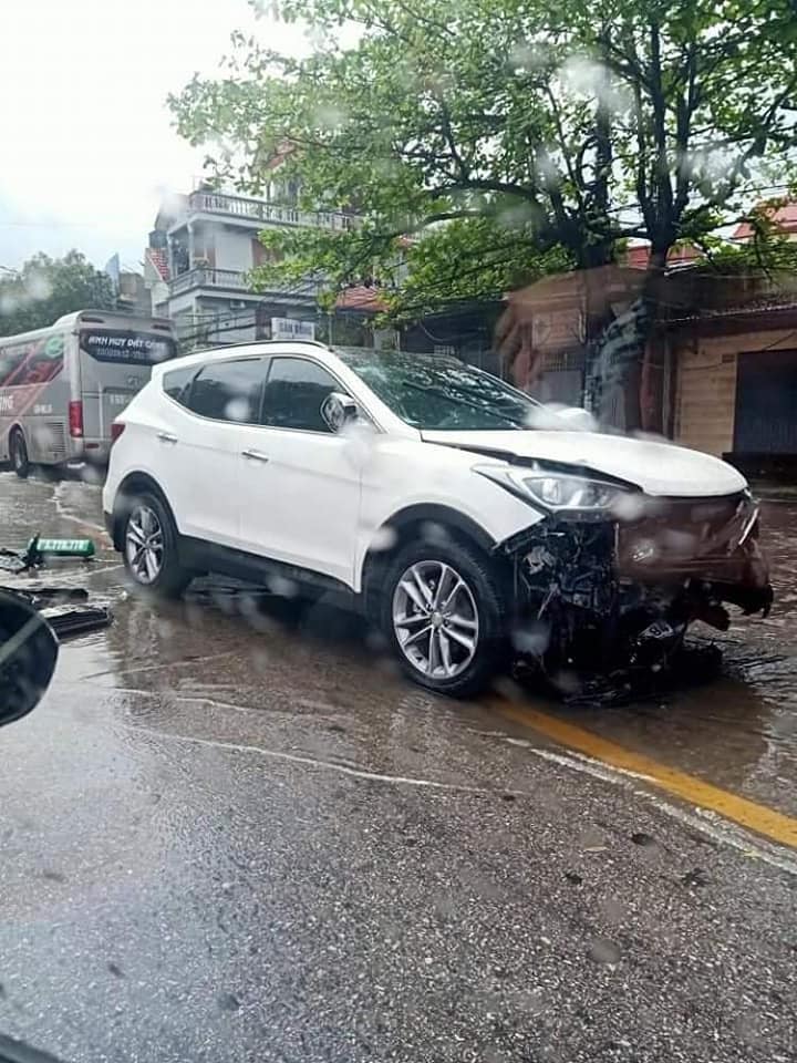 Chiếc xe Hyundai Santa Fe hư hỏng nặng phần đầu xe