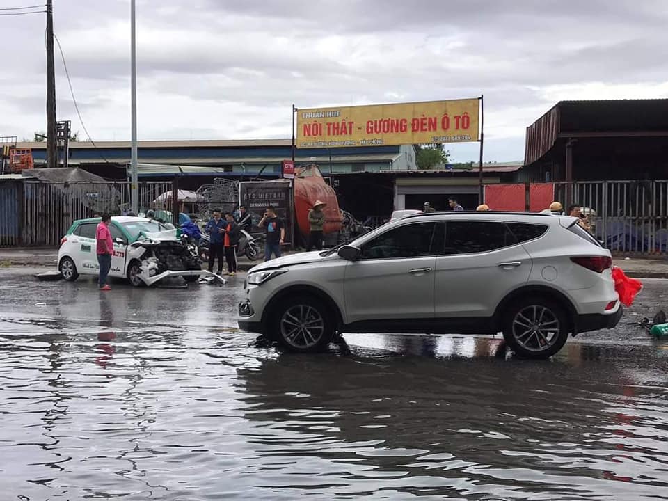 Hiện trường vụ tai nạn của xe taxi với Hyundai Santa Fe ở Hải Ph&ograve;ng v&agrave;o s&aacute;ng qua