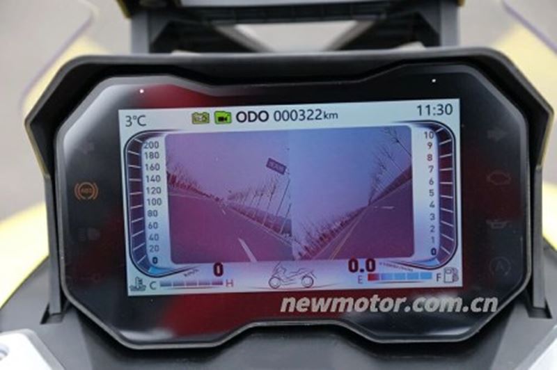Dayang Vorei ADV 350 trang bị màn hình màu TFT cùng camera hành trình
