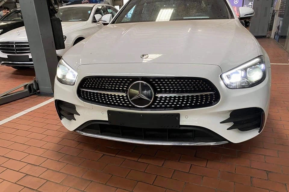 Lưới tản nhiệt của Mercedes-Benz E 300 AMG 2021 được lật ngược lại ở lần n&acirc;ng cấp giữa v&ograve;ng đời n&agrave;y.