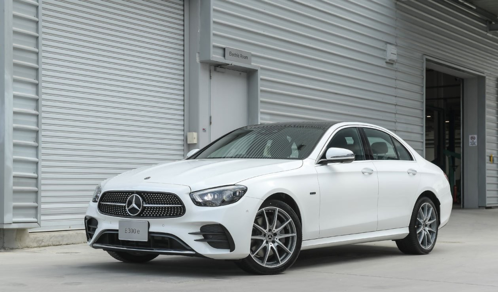 C&aacute;c trang bị của Mercedes-Benz E-Class 2021 phải chờ đến ng&agrave;y mai (24/3) mới được h&eacute; lộ nhưng dự kiến xe sẽ c&oacute; th&ecirc;m một số t&iacute;nh năng mới.