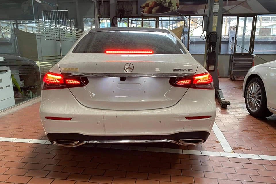 Đ&egrave;n hậu của Mercedes-Benz E-Class 2021 với giao diện LED mới.