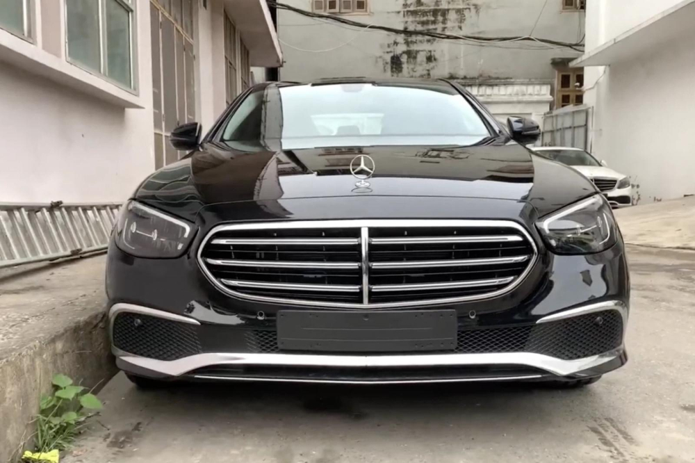 Mercedes-Benz E 200 Exclusive 2021 tại đại l&yacute;, lưới tản nhiệt vẫn l&agrave; dạng thanh nan ngang, biểu tượng ng&ocirc;i sao 3 c&aacute;nh đặt nổi tr&ecirc;n nắp-capo, trang bị la-zăng c&oacute; k&iacute;ch cỡ 17 inch.