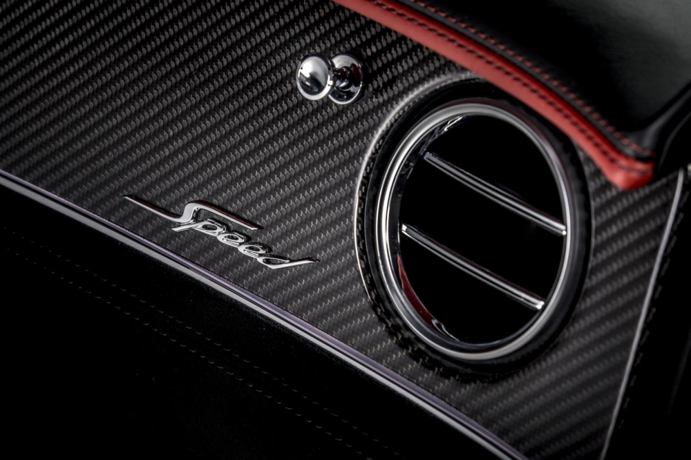 Chữ Speed tr&ecirc;n mặt t&aacute;p-l&ocirc; của Bentley Continental GT Speed 2021