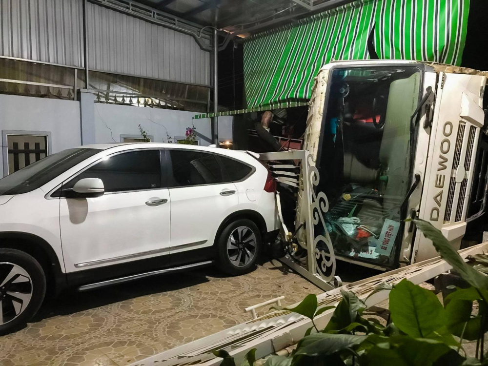 Chiếc xe bơm bê tông chui đầu vào sân nhà dân