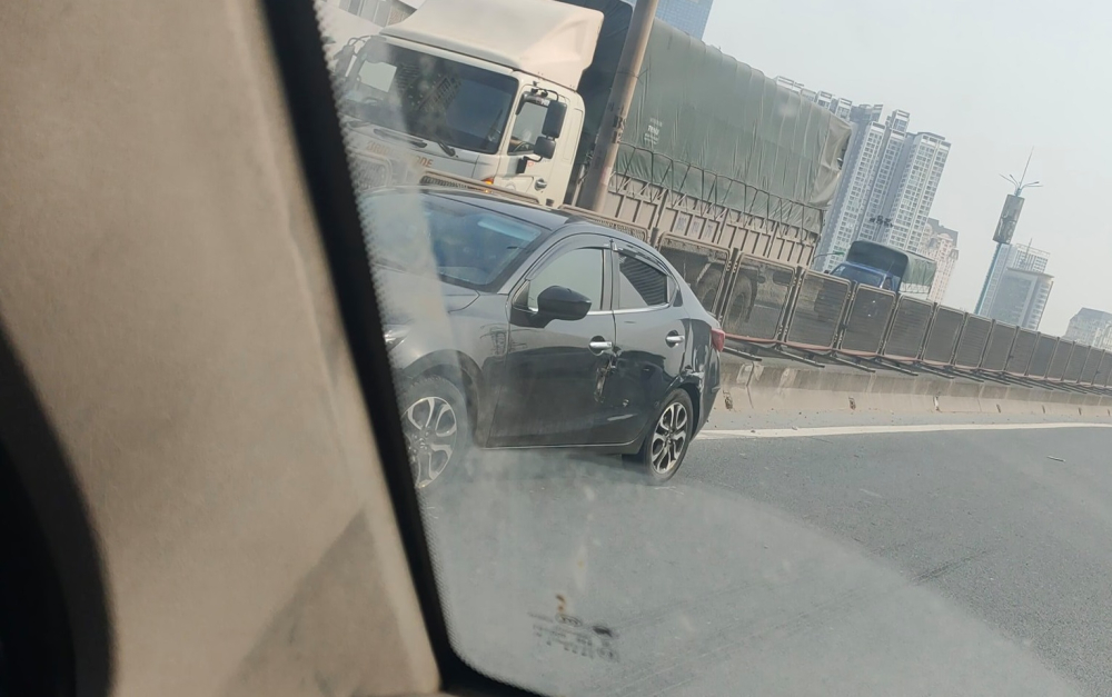 Chiếc ô tô Mazda bị hư hỏng ở sườn xe và đầu xe
