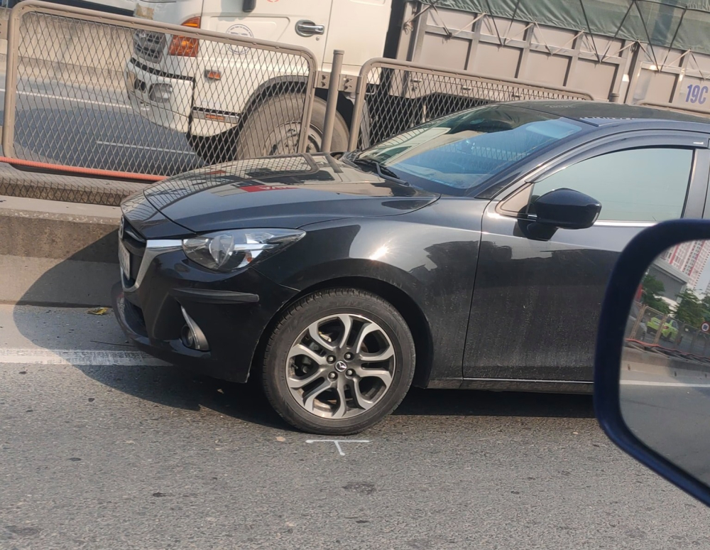 Chiếc ô tô con Mazda tại hiện trường vụ tai nạn