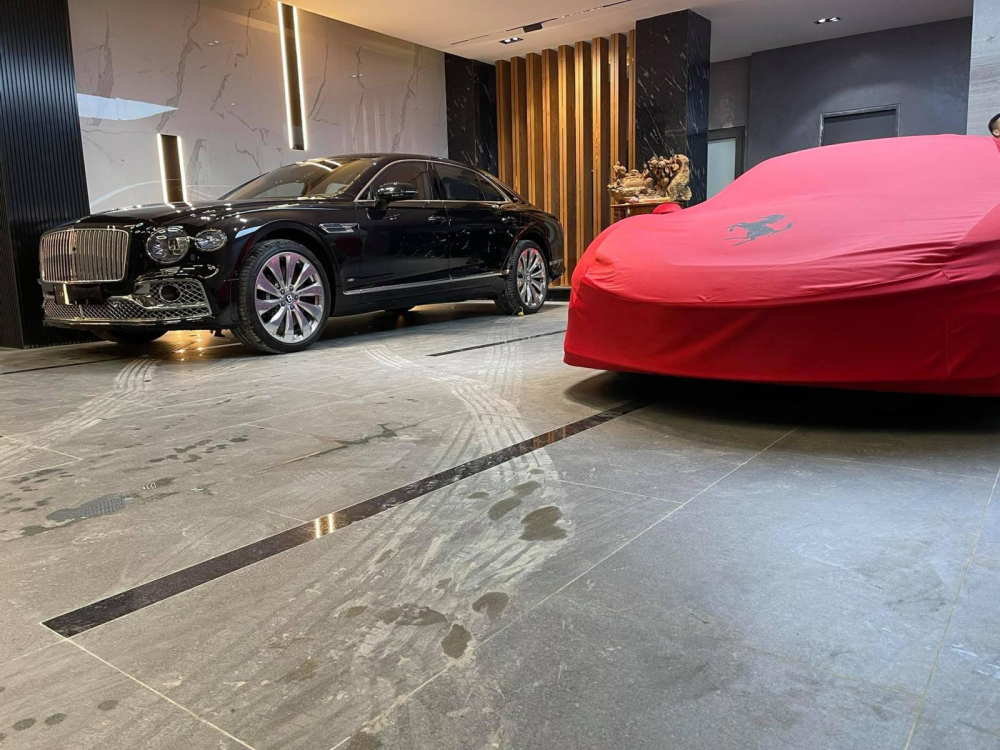 Siêu xe Ferrari SF90 Stradale đang trùm bạt đỏ và Bentley Flying Spur First Edition mới có mặt trong garage của người bán lan đột biến Củ Chi