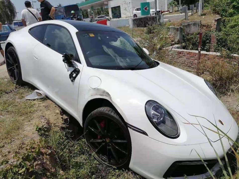 Hình ảnh chiếc xe Porsche 911 Carrera S gặp nạn ở Malaysia