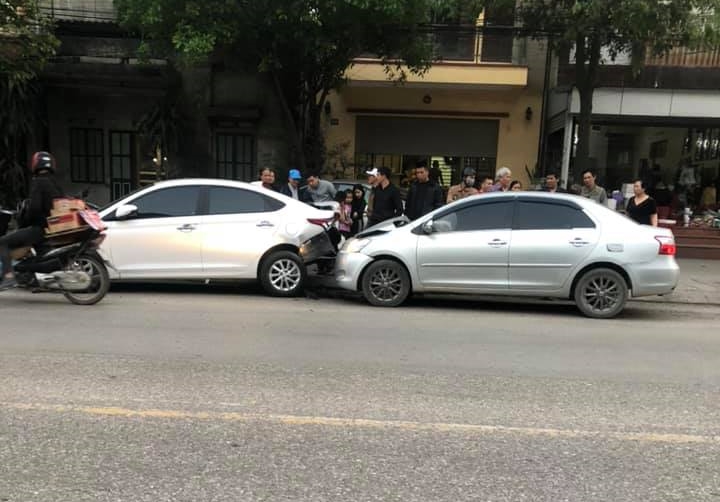 Chiếc xe Toyota Vios tông mạnh vào đuôi xe Hyundai Accent