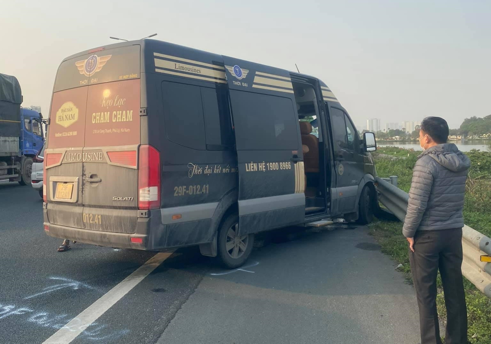 Hiện trường vụ xe Limousine t&ocirc;ng xe m&ocirc;i trường tr&ecirc;n cao tốc Ph&aacute;p V&acirc;n - Cầu Giẽ