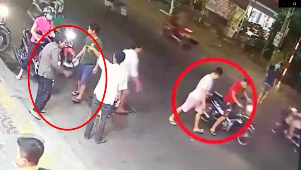 Nam thanh niên lên xe của người phụ nữ và định bỏ trốn khỏi hiện trường Nam thanh niên lên xe của người phụ nữ và định bỏ trốn khỏi hiện trường