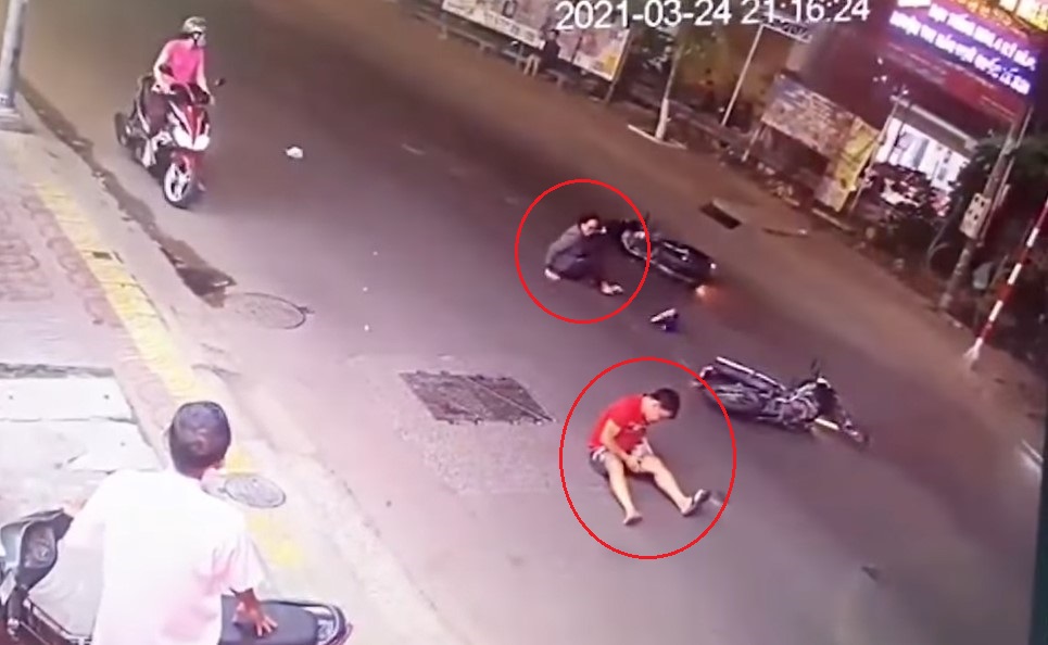 Nam thanh niên và người phụ nữ cùng ngã sau vụ tai nạn Nam thanh niên và người phụ nữ cùng ngã sau vụ tai nạn