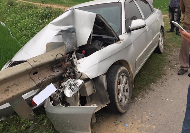 Tránh xe máy sang đường, Kia Spectra tông vào dải ta-luy khiến phần đầu xe nát bét