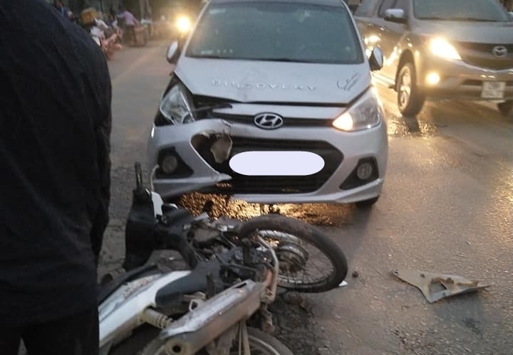 Hiện trường vụ thanh niên chạy xe máy lấn làn, tông thẳng vào đầu xe Hyundai i10