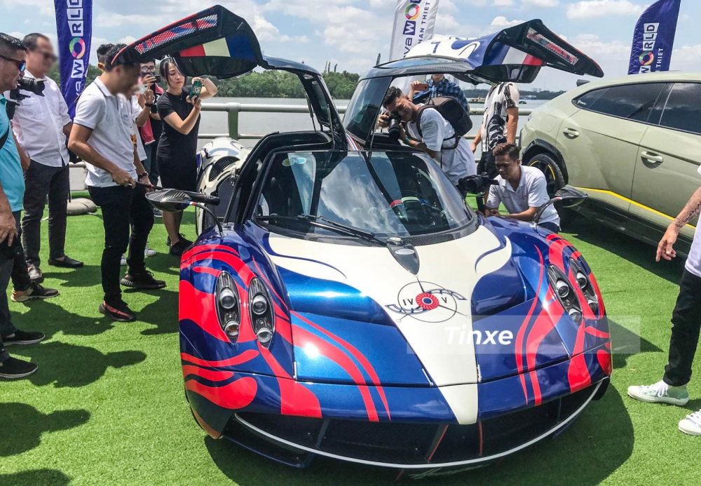 Động cơ V12, dung t&iacute;ch 6.0 l&iacute;t, tăng &aacute;p k&eacute;p tr&ecirc;n Pagani Huayra do Mercedes-AMG sản xuất. Tr&aacute;i tim n&agrave;y gi&uacute;p Pagani Huayra sản sinh c&ocirc;ng suất tối đa 720 m&atilde; lực v&agrave; m&ocirc;-men xoắn cực đại 1.000 Nm. Pagani Huayra trang bị hộp số tuần tự 7 cấp với ly hợp đơn, nhờ đ&oacute;, thần gi&oacute; Pagani Huayra chỉ mất khoảng 2,8 gi&acirc;y để c&oacute; thể tăng tốc từ vị tr&iacute; đứng y&ecirc;n l&ecirc;n 100 km/h trước khi đạt vận tốc tối đa 370 km/h.
