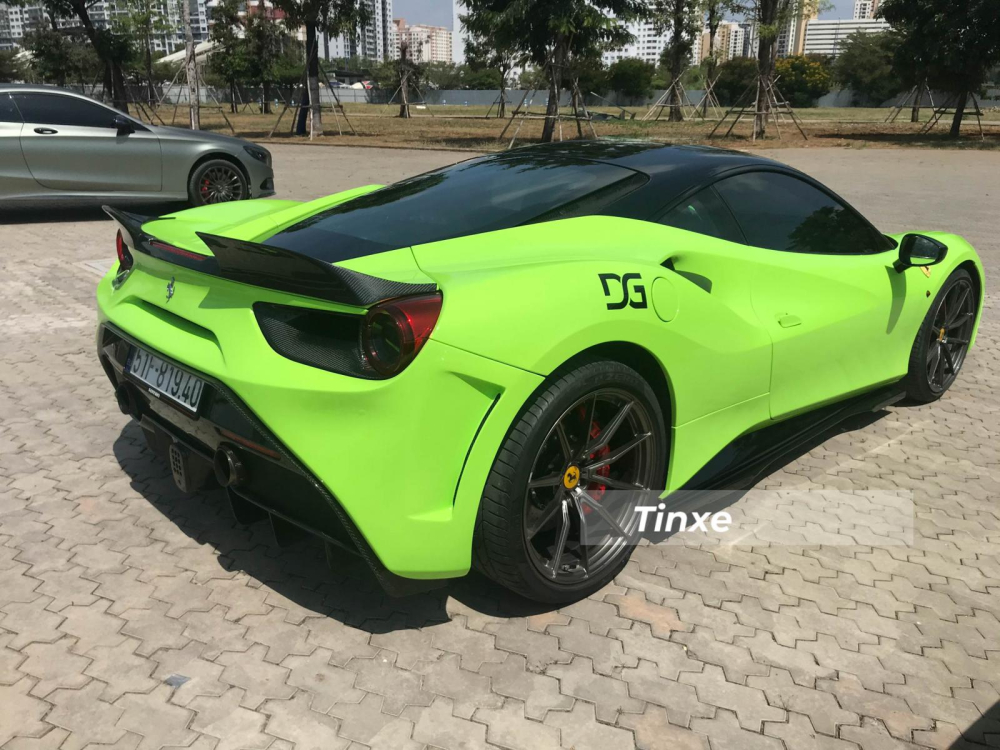 Ngoại thất xe có màu táo xanh cùng sợi carbon tạo điểm nhấn Ngoại thất xe có màu táo xanh cùng sợi carbon tạo điểm nhấn