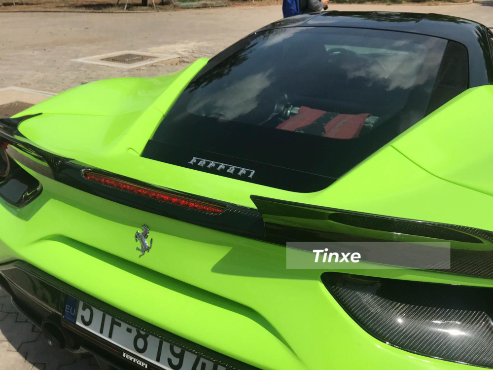 Ốp đèn hậu và cánh gió đuôi kiểu cách của Ferrari 488 GTB độ SVR cũng là sợi carbon Ốp đèn hậu và cánh gió đuôi kiểu cách của Ferrari 488 GTB độ SVR cũng là sợi carbon