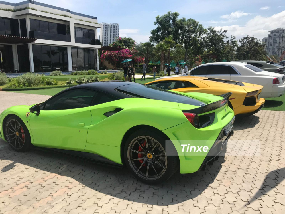 Vẻ đẹp của siêu xe Ferrari 488 GTB độ SVR khi đổ cạnh nhiều siêu xe khủng khác Vẻ đẹp của siêu xe Ferrari 488 GTB độ SVR khi đổ cạnh nhiều siêu xe khủng khác