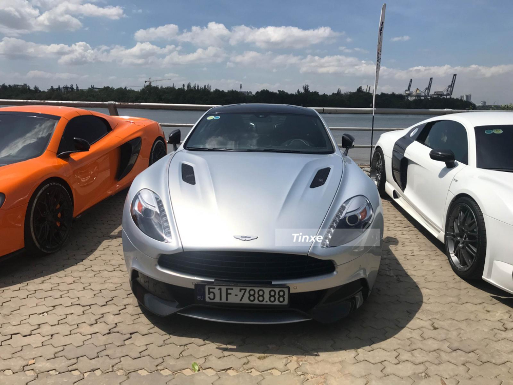Si&ecirc;u xe Aston Martin Vanquish đầu ti&ecirc;n về nước với biển tứ qu&yacute; 8. Aston Martin Vanquish được trang bị khối động cơ V12, dung t&iacute;ch 6.0 l&iacute;t, sản sinh c&ocirc;ng suất tối đa 658 m&atilde; lực, m&ocirc;-men xoắn cực đại 630 Nm. Động cơ kết hợp c&ugrave;ng hộp số tự động 8 cấp, nhờ đ&oacute;, si&ecirc;u xe Vanquish Coupe c&oacute; thời gian tăng tốc từ 0-100 km/h chỉ trong khoảng 3,8 gi&acirc;y trước khi đạt vận tốc tối đa 324 km/h.