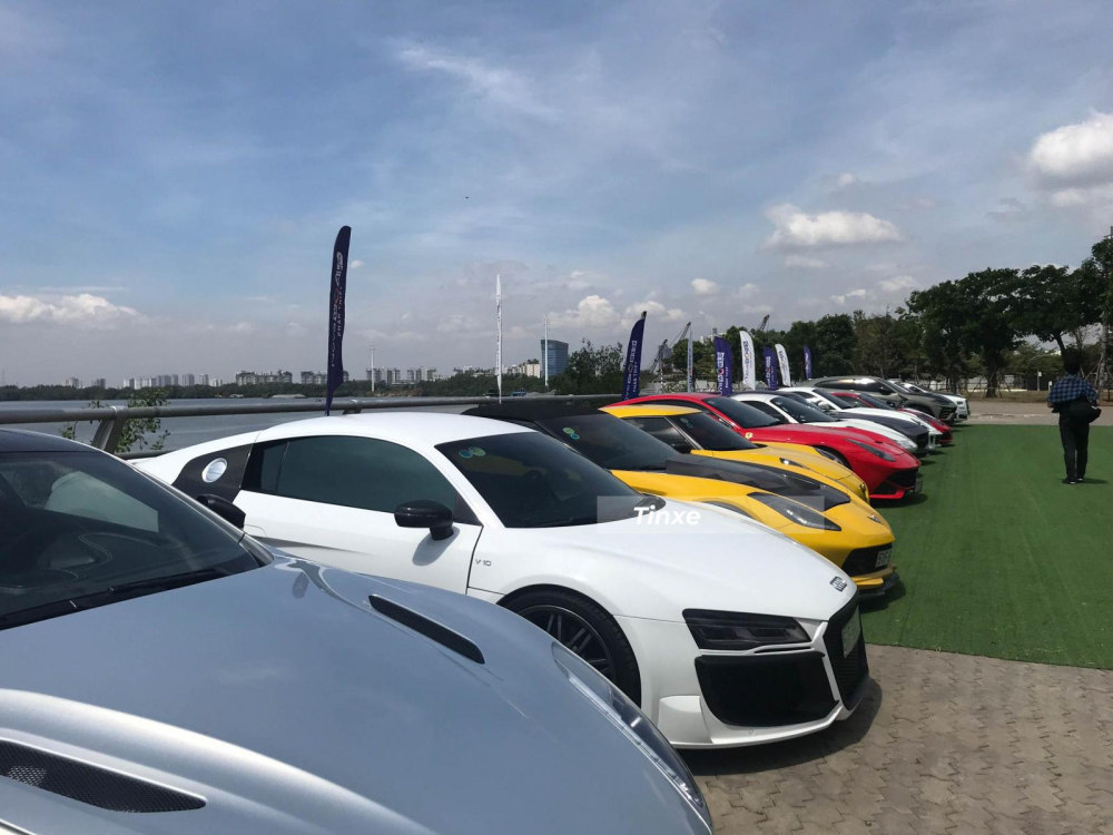 Si&ecirc;u xe Audi R8 đời cũ mang g&oacute;i độ body kit của h&atilde;ng Regula trị gi&aacute; hơn 1,5 tỷ đồng. Si&ecirc;u xe Audi R8 n&agrave;y kh&ocirc;ng được độ lại động cơ, nguy&ecirc;n bản, tr&aacute;i tim của si&ecirc;u xe n&agrave;y sử dụng động cơ V8, dung t&iacute;ch 4,2 l&iacute;t, sản sinh c&ocirc;ng suất tối đa 420 m&atilde; lực v&agrave; m&ocirc;-men xoắn cực đại 430 Nm. Kết hợp c&ugrave;ng hộp số 7 cấp, động cơ cho ph&eacute;p si&ecirc;u xe Audi R8 c&oacute; thể tăng tốc từ vị tr&iacute; xuất ph&aacute;t l&ecirc;n 100 km/h chỉ trong v&ograve;ng 4,6 gi&acirc;y trước khi đạt vận tốc tối đa 301 km/h. Chiếc xe n&agrave;y được n&acirc;ng cấp hệ thống ống xả của h&atilde;ng Akrapovic.