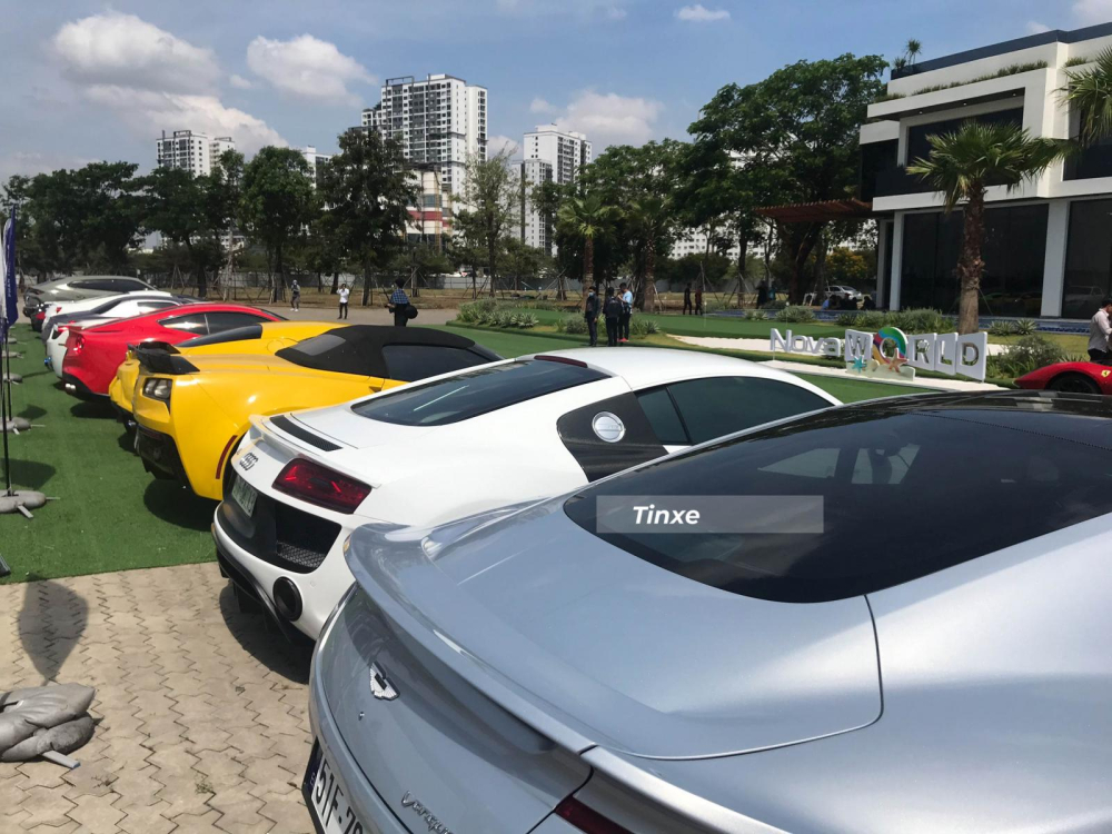 Aston Martin Vanquish đầu tiên về nước đỗ cùng Audi R8 độ và 2 xe màu vàng là Alfa Romeo 4C Launch Edition cùng Chevrolet Corvette C7 Z06 mui trần