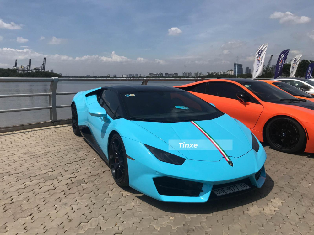 Ngo&agrave;i chiếc Aventador LP700-4, buổi tụ tập n&agrave;y c&ograve;n c&oacute; một si&ecirc;u xe Lamborghini kh&aacute;c l&agrave; chiếc xe Huracan LP580-2 đầu ti&ecirc;n về nước. Lamborghini Huracan LP580-2 được trang bị khối động cơ V10, dung t&iacute;ch 5.2 l&iacute;t chỉ sản sinh ra c&ocirc;ng suất tối đa 580 m&atilde; lực v&agrave; m&ocirc;-men xoắn cực đại 540 Nm. Sự thay đổi tr&ecirc;n khiến tr&aacute;i tim Lamborghini Huracan LP580-2 khi kết hợp với hộp số ly hợp k&eacute;p 7 cấp mất đến 3,4 gi&acirc;y để tăng tốc l&ecirc;n 100 km/h từ vị tr&iacute; xuất ph&aacute;t. Lamborghini Huracan bản dẫn động cầu sau chỉ đạt vận tốc tối đa 320 km/h.