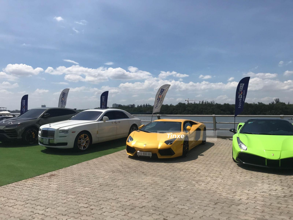 Ngo&agrave;i ra c&ograve;n c&oacute; một chiếc xe si&ecirc;u sang Rolls-Royce Ghost m&agrave;u trắng hay Ford Mustang Shelby GT500