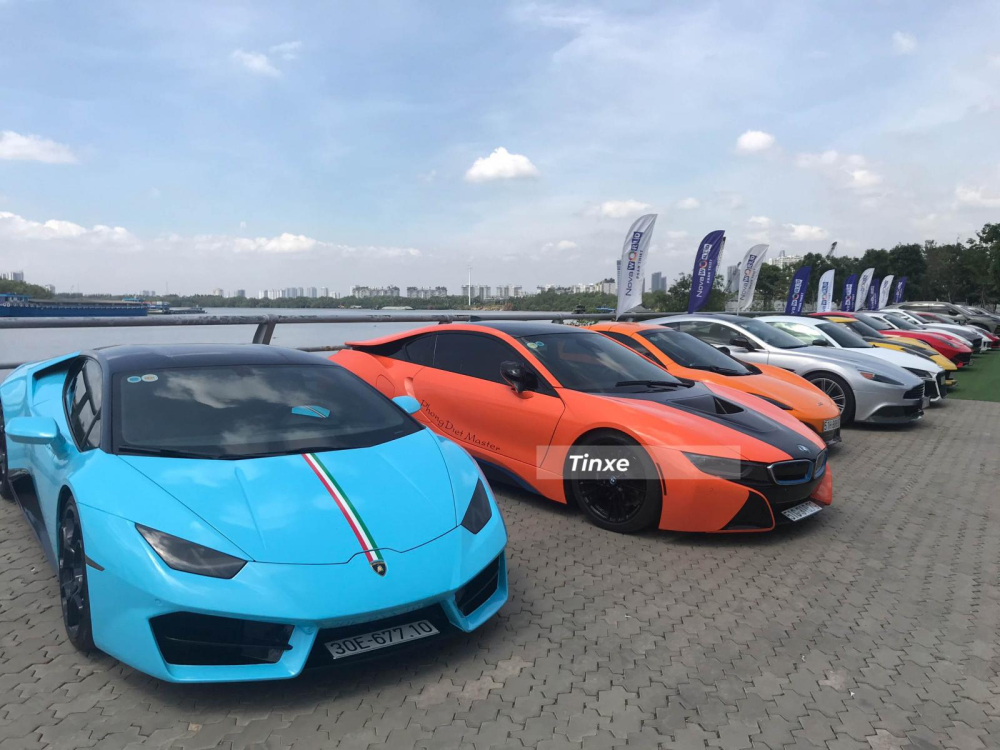 BMW i8 đỗ cạnh c&aacute;c si&ecirc;u xe của th&agrave;nh vi&ecirc;n Viet Rally.