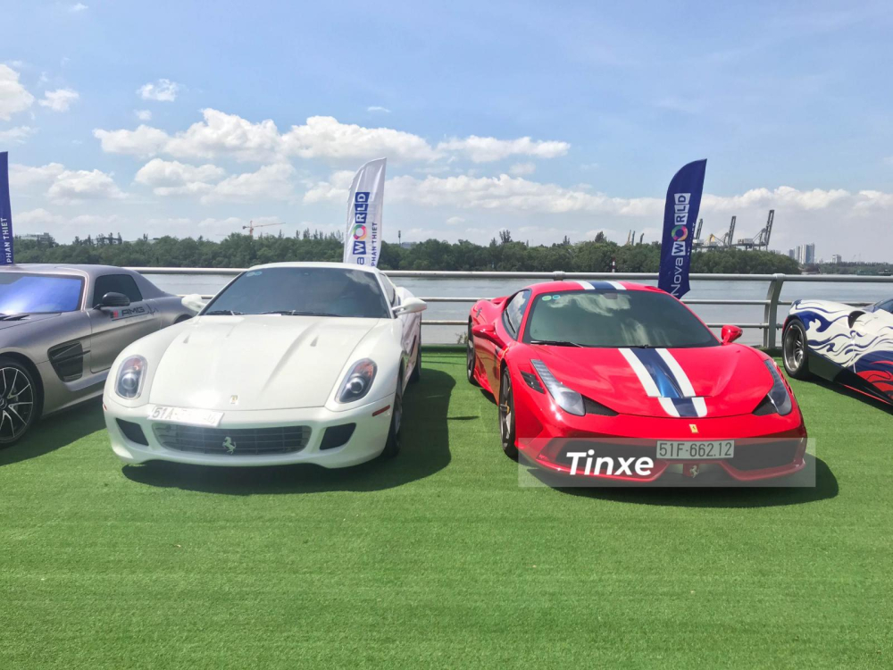 Đỗ kế b&ecirc;n Ferrari 458 Speciale l&agrave; Ferrari 599 GTB. Si&ecirc;u xe n&agrave;y sử dụng động cơ V12, dung t&iacute;ch 6.0 l&iacute;t, sản sinh c&ocirc;ng suất tối đa 612 m&atilde; lực v&agrave; m&ocirc;-men xoắn cực đại 608 Nm. Động cơ kết hợp c&ugrave;ng hộp số 6 cấp, nhờ đ&oacute;, Ferrari 599 GTB Fiorano mất khoảng thời gian 3,7 gi&acirc;y để tăng tốc l&ecirc;n 100 km/h từ vị tr&iacute; xuất ph&aacute;t trước khi đạt vận tốc tối đa 330 km/h.