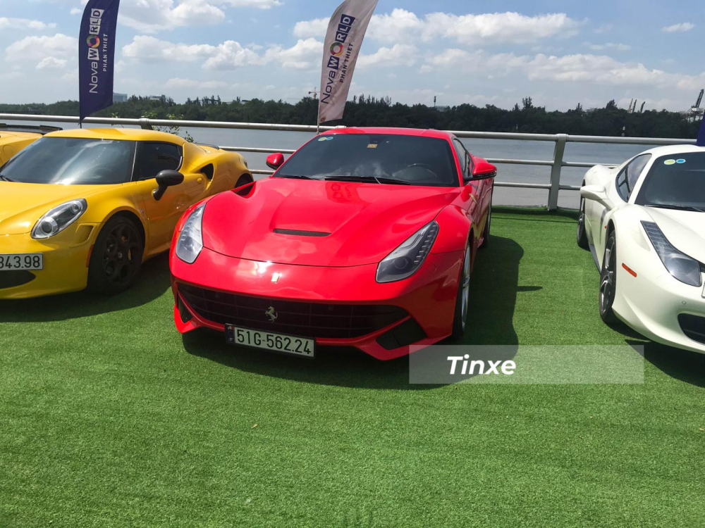 Si&ecirc;u xe Ferrari F12 Berlinetta được trang bị động cơ V12, dung t&iacute;ch 6,3 l&iacute;t, sản sinh c&ocirc;ng suất tối đa 730 m&atilde; lực v&agrave; m&ocirc;-men xoắn cực đại 690 Nm.Động cơ kết hợp c&ugrave;ng hộp số ly hợp k&eacute;p 7 cấp với thời gian sang số cực nhanh, nhờ đ&oacute;, si&ecirc;u xe Ferrari F12 Berlinetta chỉ mất khoảng thời gian 3,1 gi&acirc;y để tăng tốc l&ecirc;n 100 km/h từ vị tr&iacute; xuất ph&aacute;t trước khi đạt vận tốc tối đa 340 km/h.