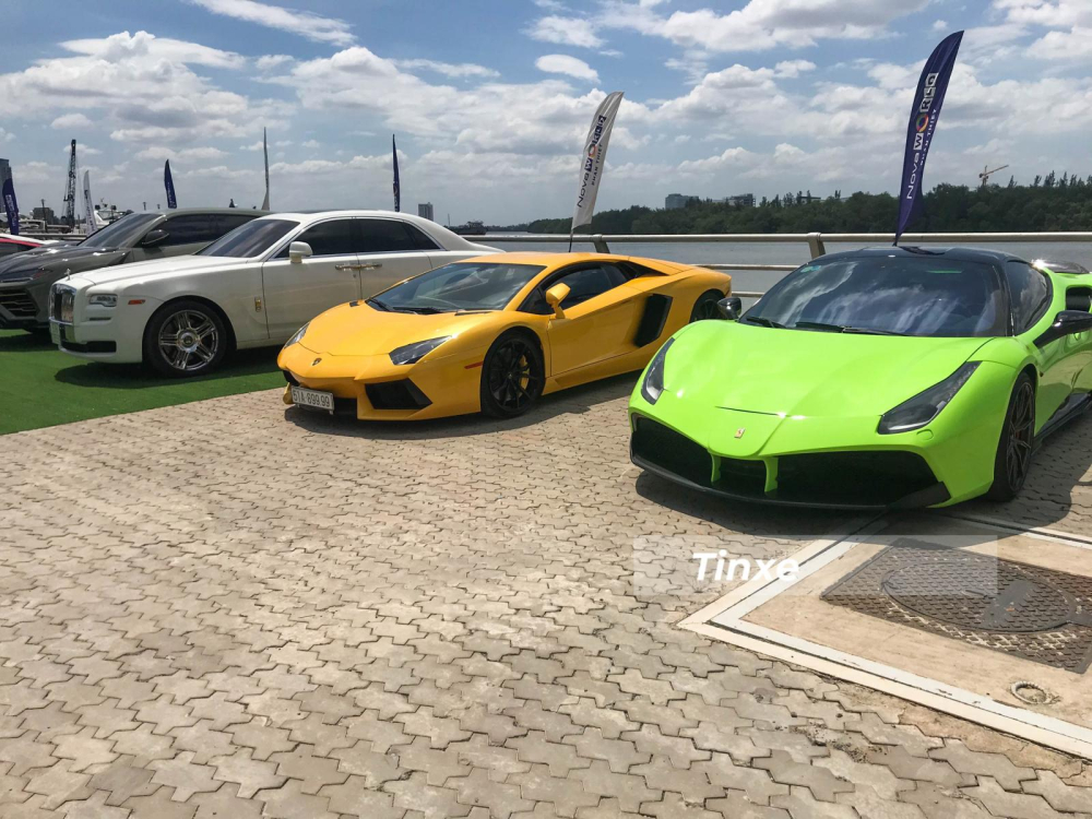 Từ phải sang l&agrave; Ferrari 488 GTB độ SVR, si&ecirc;u xe Lamborghini Aventador LP700-4, Rolls-Royce Ghost hay Lamborghini Urus.