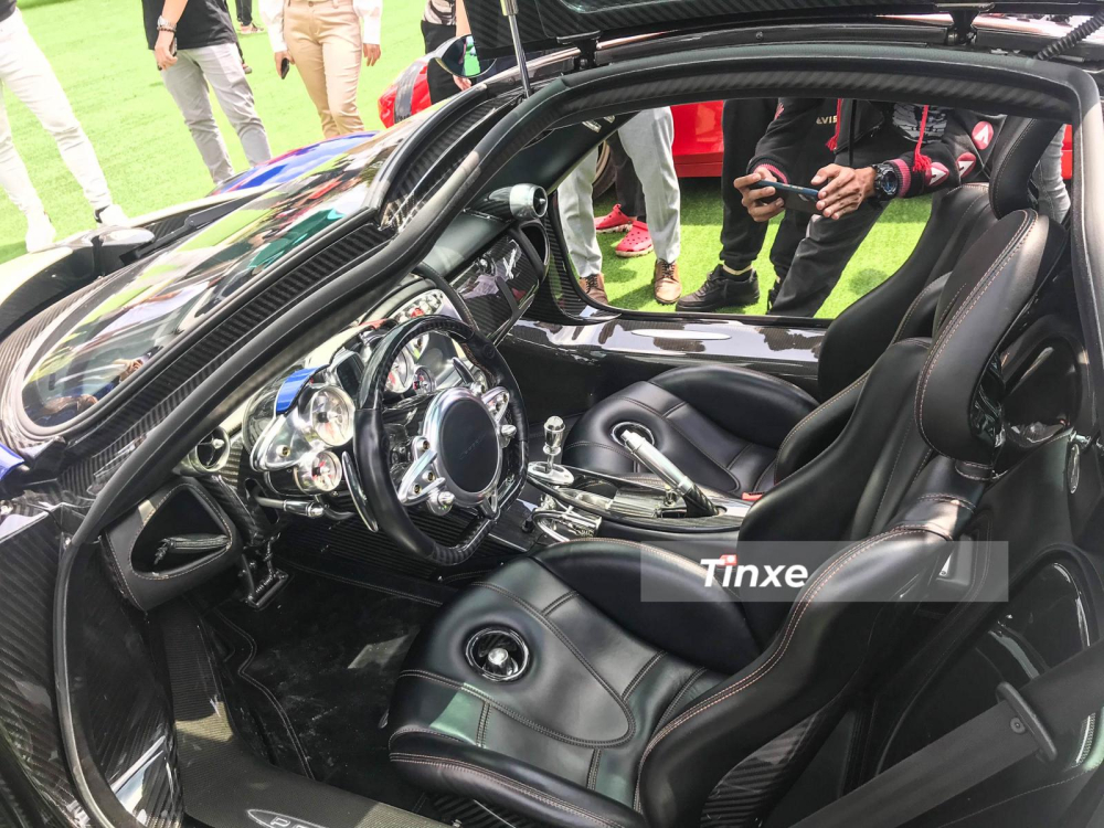 Ngay từ những chi tiết nhỏ nhặt nhất như các nút bấm trong khoang lái đều được Pagani tạo ra cho Huayra như các chi tiết trong máy bay chiến đấu, bàn đạp xe cũng thiết kế rất cầu kỳ, cần số trên Pagani Huayra được đánh giá đẹp nhất mọi thời đại hay đèn chuyển sáng tinh tế và cụm đồng hồ sau vô lăng rất thú vị và ấn tượng.
