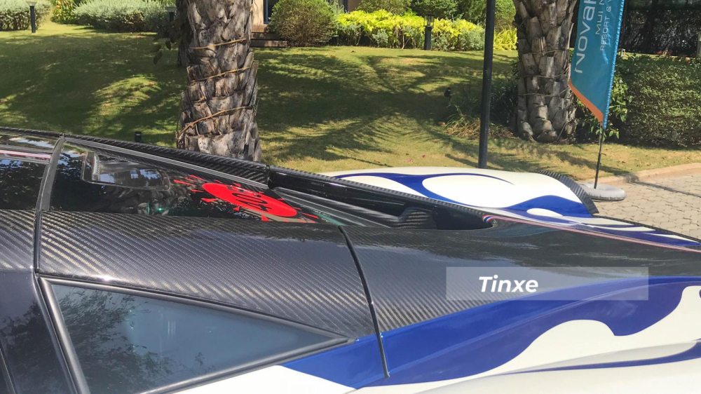 Ngoài ra còn có con số 405 đã rất quen thuộc trên các siêu xe, xe siêu sang hay cả xe SUV thuộc sở hữu của Minh Nhựa đều được dán con số này. 