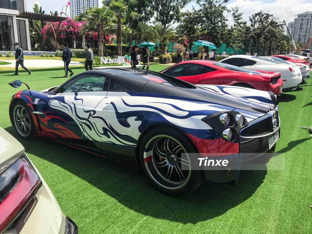 Siêu phẩm thần gió Pagani Huayra của Minh Nhựa mang diện mạo khá lạ mắt đã gây không ít sự chú ý cho giới mê xe.