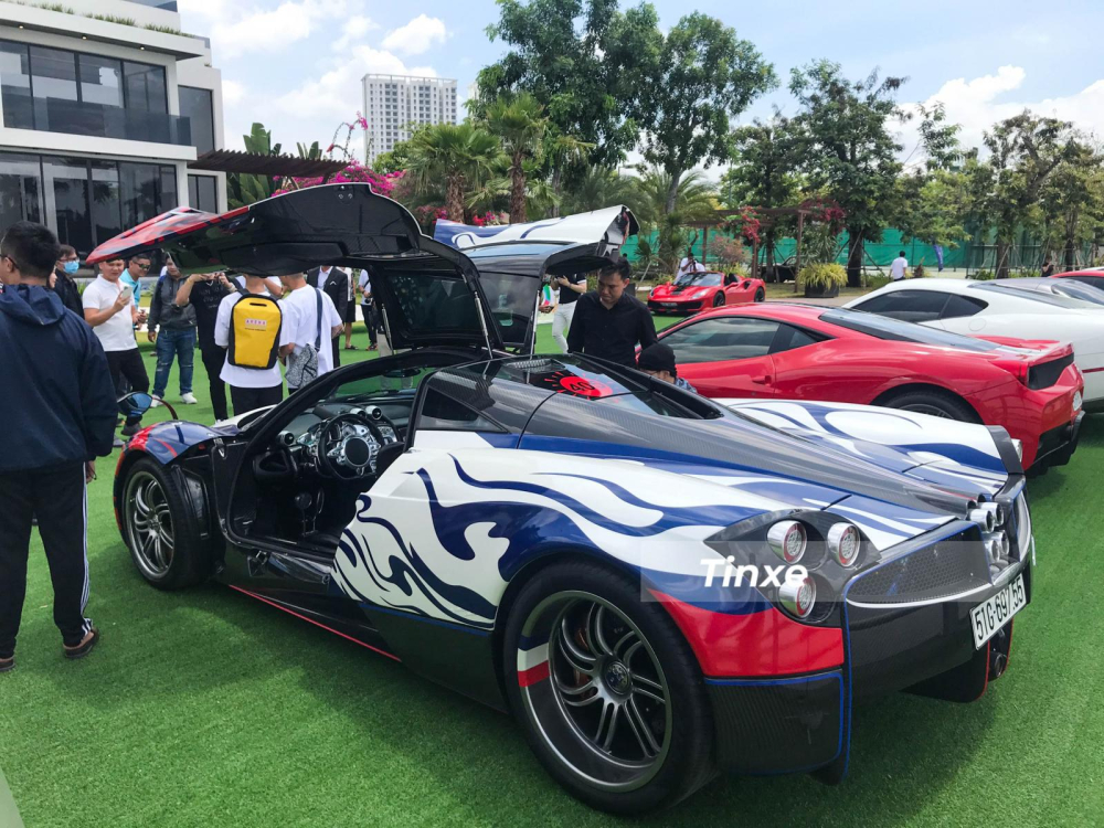 Chỉ đúng 1 tuần mang siêu phẩm Pagani Huayra sang đại lý Aston Martin Việt Nam để mua xe mới, Minh Nhựa lại tiếp tục được nhìn thấy cầm lái thần gió ra đường và lần này để tụ tập trong sự kiện họp mặt cùng các thành viên đoàn siêu xe Viet Rally mới được tổ chức gần 1 tháng qua. Đây cũng chính là buổi ra mắt đầu tiên của hành trình xe Viet Rally.