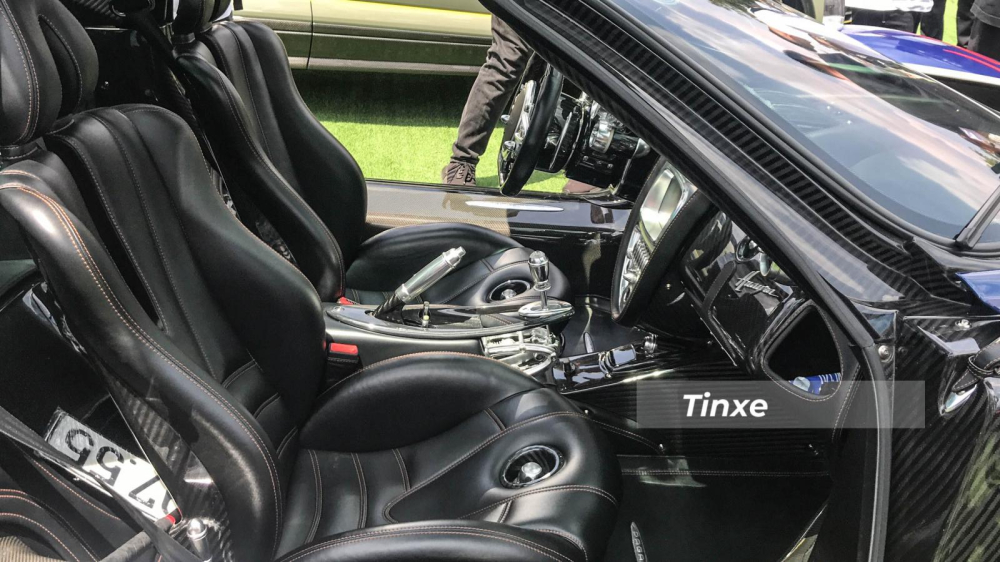 Trái tim V12, dung tích 6.0 lít, tăng áp kép trên Pagani Huayra sẽ kết hợp cùng hộp số tuần tự 7 cấp với ly hợp đơn, nhờ đó, thần gió Pagani Huayra chỉ mất khoảng 2,8 giây để có thể tăng tốc từ vị trí đứng yên lên 100 km/h trước khi đạt vận tốc tối đa 370 km/h. Việc sử dụng cần số trên Pagani Huayra cũng không hề đơn giản gì. Minh Nhựa từng chia sẻ rất quê khi lái Pagani Huayra lúc còn ở Dubai khi không biết vào số như nào.