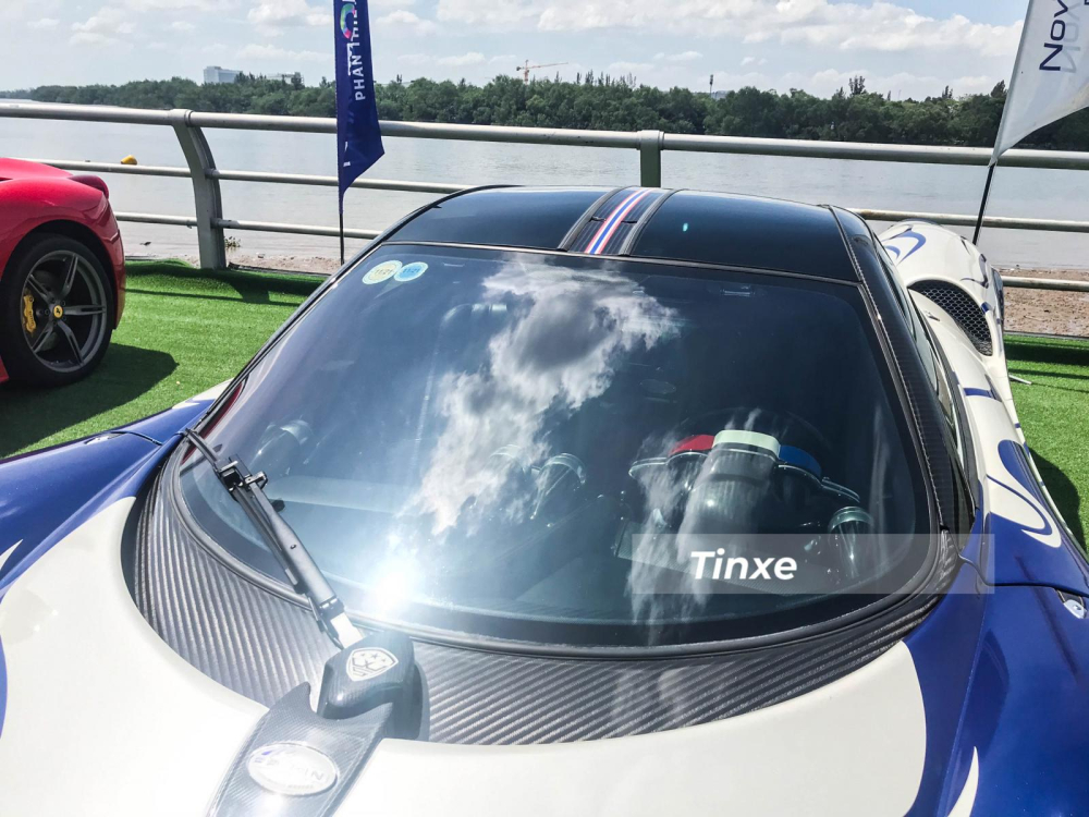 Chưa dừng lại đó, trên nóc xe Pagani Huayra hay phía trên vô lăng của xe được sắp xếp thêm 3 mảng màu hay là sọc xanh dương, trắng và đỏ tượng trưng Quốc kỳ Pháp.