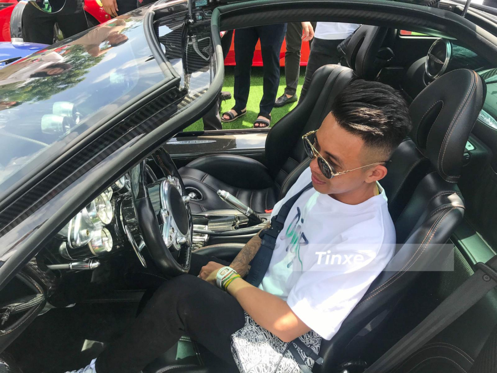Bộ sưu tập siêu xe của Minh Nhựa hiện chỉ còn duy nhất chiếc Pagani Huayra, ngoài ra, doanh nhân 8X này chỉ thích sưu tầm các mẫu xe gầm cao máy thoáng như Mercedes-AMG G63 Edition One, BMW X7, Rolls-Royce Cullinan, Porsche Cayenne Coupe. Ngoài ra còn có xe thể thao mui trần BMW Z4 hay Aston Martin V8 Vantage.