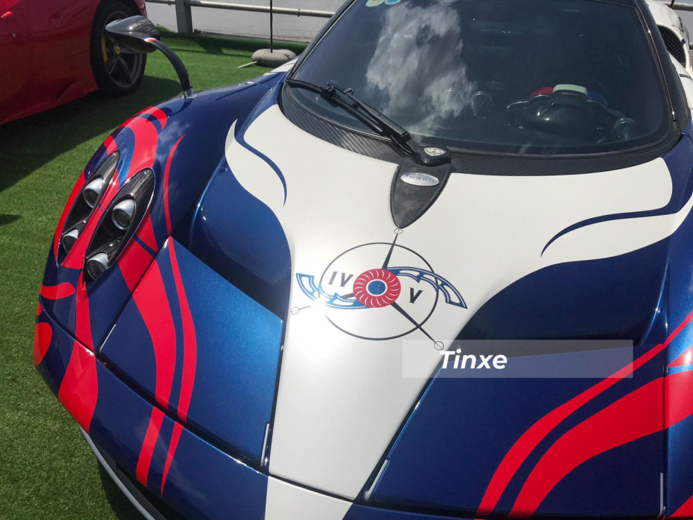 Ngoại hình chiếc siêu xe triệu đô Pagani Huayra đã được Minh Nhựa khoác bộ áo mới mang 3 gam màu là đỏ, xanh dương và trắng. 